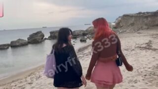 Üniversiteli lezbiyenler sahilde sevişiyor